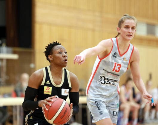 Wasserburg, Badria Halle, 06 01 21, Basketball, 1 Bundesliga Women, TSV 1880 Wasserburg vs TK Hannover, in picture Stephanie GARDNER Hannover US , Leonie FIEBICH Wasserburg , Copyright: HMBxMediax xHeikoxBecker