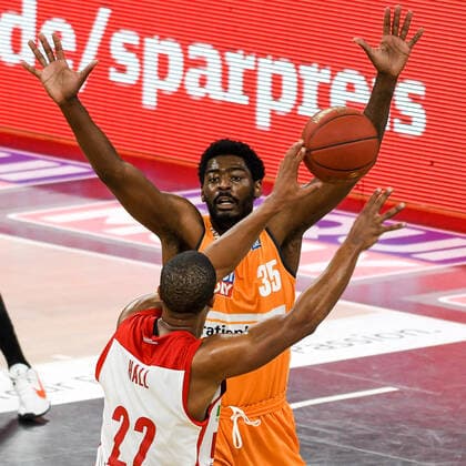 GER, BBL, ratiopharm ulm vs Bose Bamberg 06 01 2021, ratiopharm arena, Neu Ulm, GER, BBL, ratiopharm ulm vs Bose Bamberg, pictured Devon Hall Bamberg, 22 , Aric Holman Ulm, 35 nordphotoxHafner nph00200