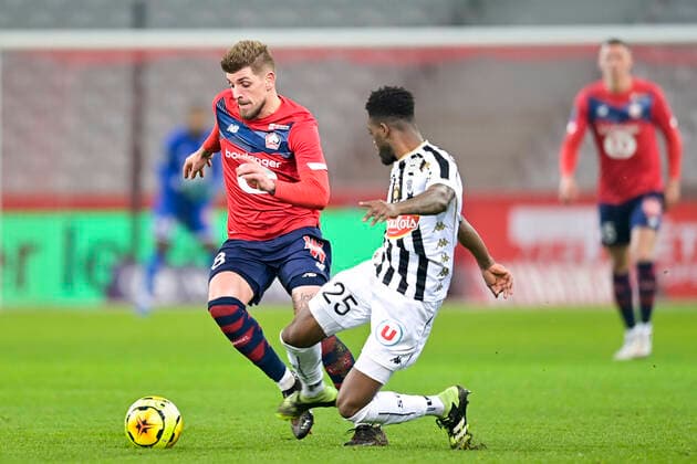 Xeka (Losc) vs Abdoulaye Bamba (Angers) FOOTBALL : LOSC vs Angers - Ligue1 Uber eats - 06 01 2021 JBAutissier Panoramic 