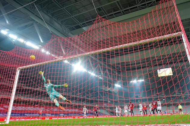 Sport Bilder des Tages PAUL BERNARDONI (Angers) sur le coup franc de Burak Yilmaz (Losc) FOOTBALL : LOSC vs Angers - Ligue1 Uber eats - 06 01 2021 JBAutissier Panoramic 