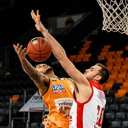 GER, BBL, ratiopharm ulm vs Brose Bamberg 06 01 2021, ratiopharm arena, Neu Ulm, GER, BBL, ratiopharm ulm vs Brose Bamberg, pictured Troy Caupain Ulm, 23 , Chase Fieler Bamberg, 20 nordphotoxHafner nph00200