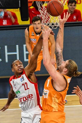 GER, BBL, ratiopharm ulm vs Brose Bamberg 06 01 2021, ratiopharm arena, Neu Ulm, GER, BBL, ratiopharm ulm vs Brose Bamberg, in the picture successful defensive action of Devon Hall Bamberg, 22 against Dylan Osetkowski Ulm, 21 nordphotoxHafner nph00200