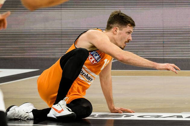 GER, BBL, ratiopharm ulm vs Brose Bamberg 06 01 2021, ratiopharm arena, New Ulm, GER, BBL, ratiopharm ulm vs Brose Bamberg, pictured Andreas Obst Ulm, 13 goes down after missing throw nordphotoxHafner nph00200