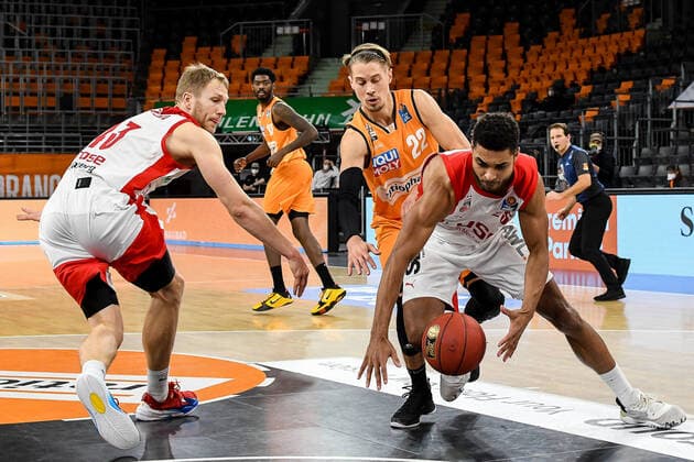 GER, BBL, ratiopharm ulm vs Brose Bamberg 06 01 2021, ratiopharm arena, Neu Ulm, GER, BBL, ratiopharm ulm vs Brose Bamberg, in picture fight for the ball, Christian Sengfelder Bamberg, 43 , Thomas Klepeisz Ulm, 22 , Kenneth Ogbe Bamberg, 25 nordphotoxHafner nph00200