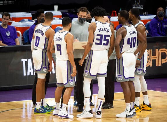 January 6, 2021, Sacramento, CA, USA: Sacramento Kings coach Lue Walton talks to player during a timeout during a game at the Golden 1 Center on Wednesday, Jan 6, 2021 in Sacramento. Sacramento USA - ZUMAj89_ 0109544186st Copyright: xPaulxKitagakixJr.x