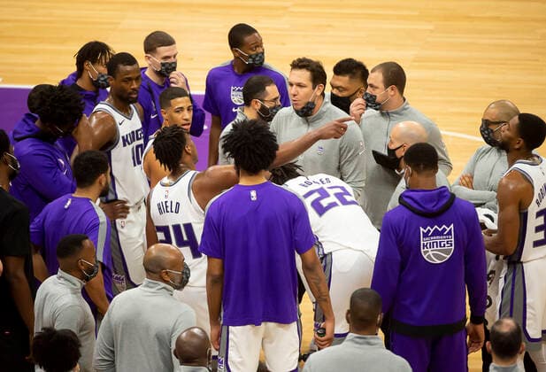 January 6, 2021, Sacramento, CA, USA: Sacramento Kings Lue Walton taels to players during time out late in the fourth quarter against the Chicago Bulls during a game at the Golden 1 Center on Wednesday, Jan 6, 2021 in Sacramento. Sacramento USA - ZUMAj89_ 0109544490st Copyright: xPaulxKitagakixJr.x