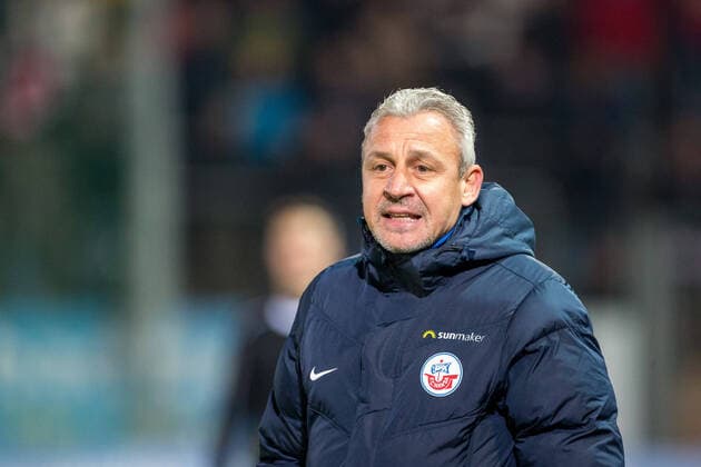 Unterhaching, Germany 27 October 2017 3 Liga 17 18 SpVgg Unterhaching vs Hansa Rostock coach Pavel Dotchev Rostock action single image Alpenbauer Sportpark Bayern. Copyright: xFotostandx xJakobx