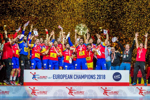 Zagreb, Croatia 28 January 2018 EHF European Championship 2018 Final Spain vs Sweden European Champions 2018, winners of the gold medal, the team of Spain, Raul Entrerrios Spain with the trophy Arena Zagreb. Copyright: xFotostandx xWolfx