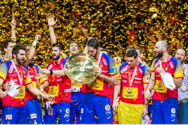 Zagreb, Croatia 28 January 2018 EHF European Championship 2018 Final Spain vs Sweden Raul Entrerrios Spain with the Cup Arena Zagreb. Copyright: xFotostandx xWolfx