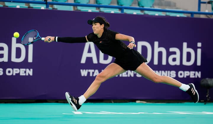 January 7, 2021, Abu Dhabi, UNITED ARAB EMIRATES: Garbine Muguruza of Spain in action during her first-round match at the 2021 Abu Dhabi WTA, Tennis Damen Womens Tennis Open WTA 500 tournament against Kristina Mladenovic of France Abu Dhabi UNITED ARAB EMIRATES - ZUMAa181 20210107_zaa_a181_159 Copyright: xRobxPrangex