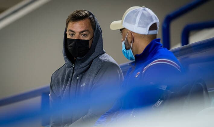 January 7, 2021, Abu Dhabi, UNITED ARAB EMIRATES: Sascha Bajin watches Karolina Pliskova during her first-round match at the 2021 Abu Dhabi WTA, Tennis Damen Womens Tennis Open WTA 500 tournament against Despina Papamichail of Greece Abu Dhabi UNITED ARAB EMIRATES - ZUMAa181 20210107_zaa_a181_187 Copyright: xRobxPrangex