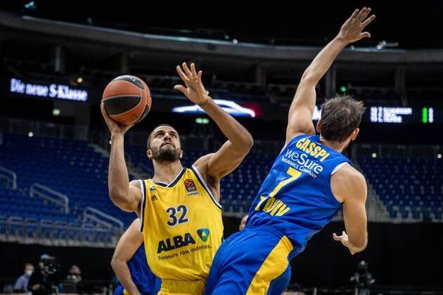 Basketball Berlin 07 01 2021 Season 2020 2021 Euroleague Regular Season Alba Berlin vs Maccabi Tel Alviv Johannes Thiemann Alba Berlin, No 32 Omri Casspi Maccabi, No 07