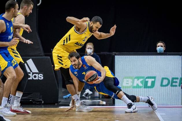 Basketball Berlin 07 01 2021 Season 2020 2021 Euroleague Regular Season Alba Berlin vs Maccabi Tel Alviv Omri Casspi Maccabi, No 07 Johannes Thiemann Alba Berlin, No 32