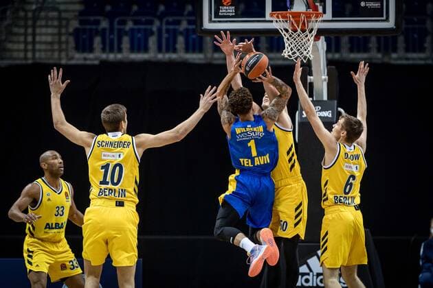 Basketball Berlin 07 01 2021 Season 2020 2021 Euroleague Regular Season Alba Berlin vs Maccabi Tel Alviv Scottie Wilbekin Maccabi, No 01 Ben Lammers Alba Berlin, No 50 Malte Delow Alba Berlin, No 06 Tim Schneider Alba Berlin, No 10 Jayson Granger Alba Berlin, No 33 li