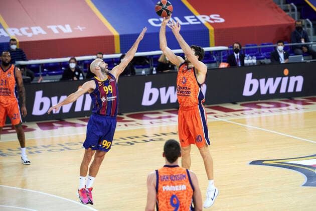 January 7, 2021, Barcelona, Spain: Nicholas William Calathes of FC Barcelona, Barca in action with Mike Tobey of Valencia Basket during the Turkish Airlines EuroLeague match between FC Barcelona and Valencia Basket at Palau Blaugrana in Barcelona, Spain. Barcelona Spain - ZUMAd159 20210107_zia_d159_073 Copyright: xGerardxFrancox