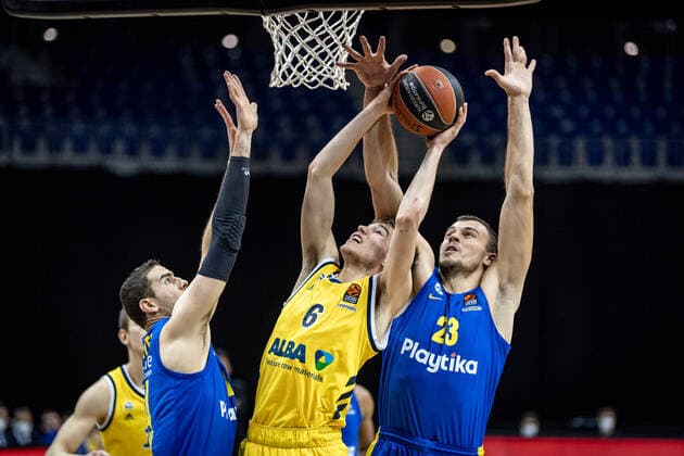 Basketball Berlin 07 01 2021 Season 2020 2021 Euroleague Regular Season Alba Berlin vs Maccabi Tel Alviv Malte Delow Alba Berlin, No 06 Ante Zizic Maccabi, No 23 Oz Blayzer Maccabi, No 14 li