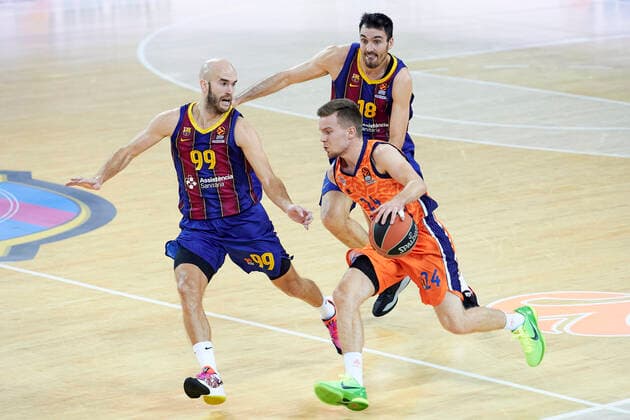 Sport Bilder des Tages January 7, 2021, Barcelona, Spain: Martin Hermannsson of Valencia Basket in action with Nicholas William Calathes of FC Barcelona, Barca during the Turkish Airlines EuroLeague match between FC Barcelona and Valencia Basket at Palau Blaugrana in Barcelona, Spain. Barcelona Spain - ZUMAd159 20210107_zia_d159_086 Copyright: xGerardxFrancox