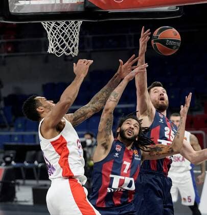 Sport Bilder des Tages Baskonia s guard Pierria Henry (C) and forward Alec Peters (R) in action against CSKA s forward Joel Bolomboy (L) during the Euroleague game between TD Systems Baskonia and CSKA Moscow at Fernando Buesa Arena, in Vitoria, Basque Country Spain, 07 January 2020. TD Systems Baskonia - CSKA Moscow !ACHTUNG: NUR REDAKTIONELLE NUTZUNG!  Copyright: xADRIANxRUIZxHIERROx GRAF6801 20210107-637456535047105767