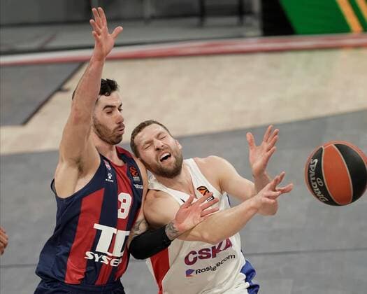 Baskonia s guard Luca Vildoza (L) defends CSKA s guard Janis Strelnieks (R) during the Euroleague game between TD Systems Baskonia and CSKA Moscow at Fernando Buesa Arena, in Vitoria, Basque Country Spain, 07 January 2020. TD Systems Baskonia - CSKA Moscow !ACHTUNG: NUR REDAKTIONELLE NUTZUNG!  Copyright: xADRIANxRUIZxHIERROx GRAF6834 20210107-637456572080730309