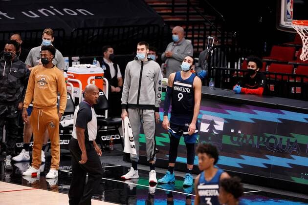 Minnesota Timberwolves power forward Juancho Hernangomez (L) and point guard Ricky Rubio (R) watch from the baseline during an NBA, Basketball Herren, USA game, between the Timberwolves and the Trail Blazers, at the Moda Center in Portland, Oregon, US, 07 January 2021. Timberwolves vs Portland Trail Blazers !ACHTUNG: NUR REDAKTIONELLE NUTZUNG!  Copyright: xSOOBUMxIMx AME8396 20210108-637456856103740683