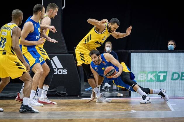 Basketball Berlin 07 01 2021 Season 2020 2021 Euroleague Regular Season Alba Berlin vs Maccabi Tel Aviv Omri Casspi Maccabi, No 07 Johannes Thiemann Alba Berlin, No 32