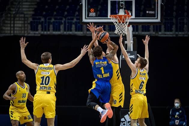 Basketball Berlin 07 01 2021 Season 2020 2021 Euroleague Regular Season Alba Berlin vs Maccabi Tel Aviv Scottie Wilbekin Maccabi, No 01 Ben Lammers Alba Berlin, No 50 Malte Delow Alba Berlin Tim Schneider Alba Berlin, No 10 Jayson Granger Alba Berlin, No 33