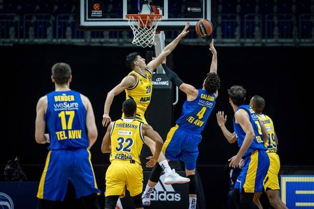Basketball Berlin 07 01 2021 Season 2020 2021 Euroleague Regular Season Alba Berlin vs Maccabi Tel Aviv Angelo Caloiaro Maccabi, No 04 Simone Fontecchio Alba Berlin, No 20