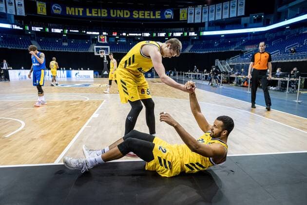 Basketball Berlin 07 01 2021 Season 2020 2021 Euroleague Regular Season Alba Berlin vs Maccabi Tel Aviv Ben Lammers Alba Berlin, No 50 helps Johannes Thiemann Alba Berlin, No 32 get on his feet