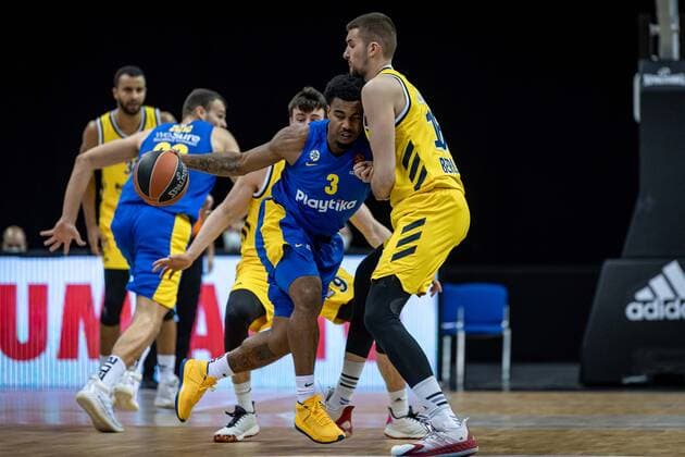 Basketball Berlin 07 01 2021 Season 2020 2021 Euroleague Regular Season Alba Berlin vs Maccabi Tel Aviv Chris Jones Maccabi, No 03 Kresimir Nikic Alba Berlin, No 16