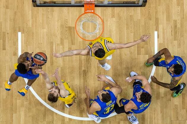 Basketball Berlin 07 01 2021 Season 2020 2021 Euroleague Regular Season Alba Berlin vs Maccabi Tel Aviv Simone Fontecchio Alba Berlin, No 20 mi Chris Jones Maccabi, No 03 li Malte Delow Alba Berlin Ante Zizic Maccabi, No 23 Angelo Caloiaro Maccabi, No 04 Tyler Dorsey Maccabi, No 11