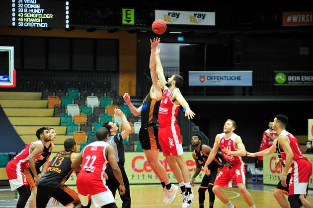 Basketball Bundesliga 12 Matchday RASTA Vechta Brose Bamberg on 08 01 2021 at the RASTA Dome in Vechta Dennis Clifford Vechta and David Kravish Bamberg at the highball BK