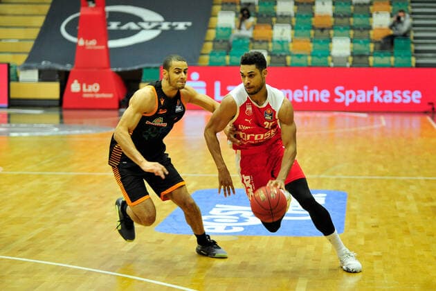 Basketball Bundesliga 12 Matchday RASTA Vechta Brose Bamberg on 08 01 2021 at the RASTA Dome in Vechta Jean Salumu Vechta in a duel with Kenneth Ogbe Bamberg BK