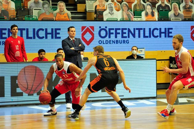 Basketball Bundesliga 12 Matchday RASTA Vechta Brose Bamberg on 08 01 2021 at the RASTA Dome in Vechta Tim Hasbargen Vechta in a duel with Devon Hall Bamberg BK