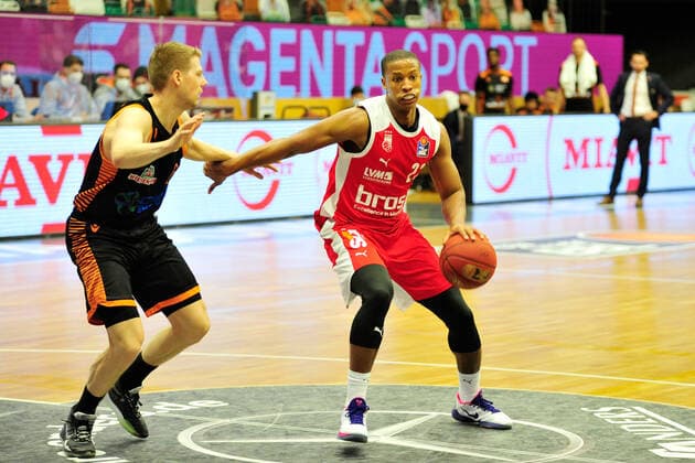 Basketball Bundesliga 12 Matchday RASTA Vechta Brose Bamberg on 08 01 2021 at the RASTA Dome in Vechta Tim Hasbargen Vechta in a duel with Devon Hall Bamberg BK
