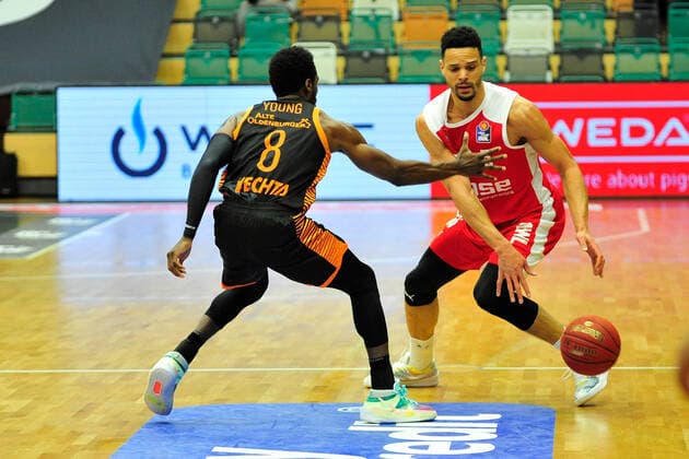 Basketball Bundesliga 12 Matchday RASTA Vechta Brose Bamberg on 08 01 2021 at the RASTA Dome in Vechta Josh Young Vechta in a duel with Kenneth Ogbe Bamberg BK