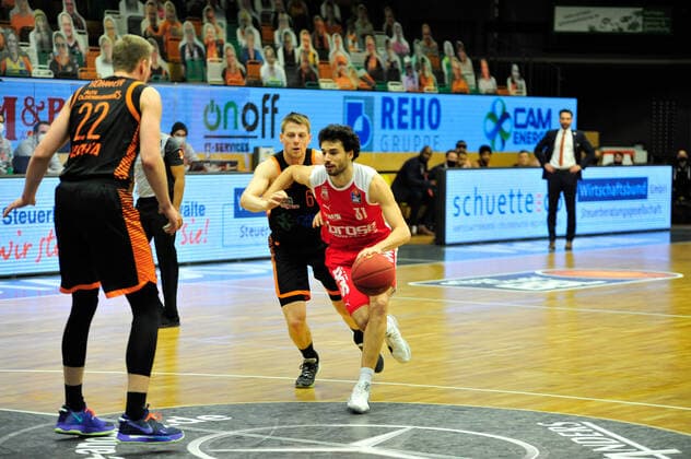 Basketball Bundesliga 12 Matchday RASTA Vechta Brose Bamberg on 08 01 2021 at the RASTA Dome in Vechta Tim Hasbargen Vechta in a duel with Michele Vitali Bamberg BK
