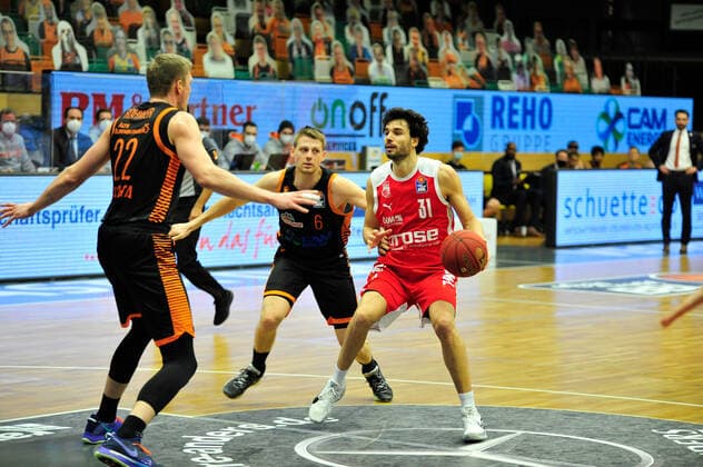 Basketball Bundesliga 12 Matchday RASTA Vechta Brose Bamberg on 08 01 2021 at the RASTA Dome in Vechta Tim Hasbargen Vechta in a duel with Michele Vitali Bamberg BK