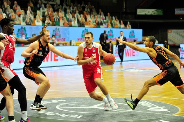 Basketball Bundesliga 12 Matchday RASTA Vechta Brose Bamberg on 08 01 2021 at the RASTA Dome in Vechta Robin Christen Vechta in a duel with Chase Fieler Bamberg BK