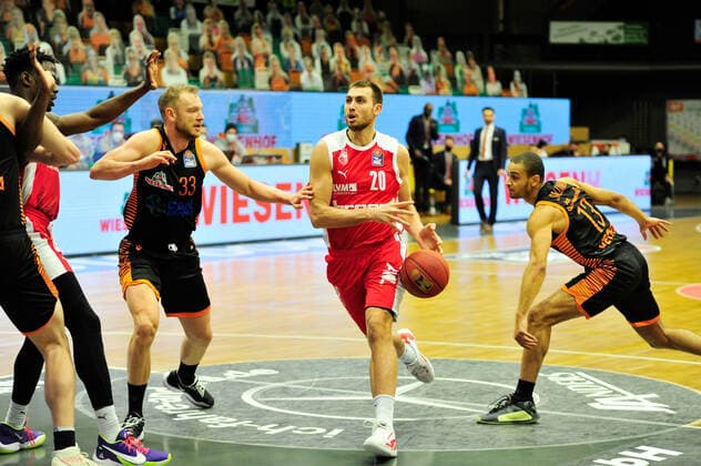 Basketball Bundesliga 12 Matchday RASTA Vechta Brose Bamberg on 08 01 2021 at the RASTA Dome in Vechta Robin Christen Vechta in a duel with Chase Fieler Bamberg BK