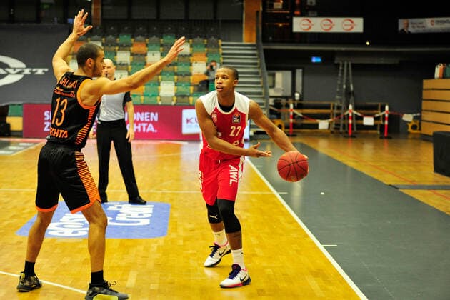 Basketball Bundesliga 12 Matchday RASTA Vechta Brose Bamberg on 08 01 2021 at the RASTA Dome in Vechta Jean Salumu Vechta in a duel with Devon Hall Bamberg BK
