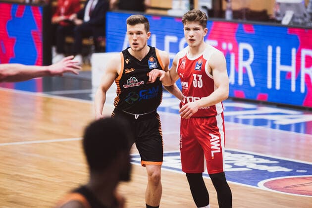 easyCredit BBL Matchday 12 RASTA Vechta vs Brose Bamberg, 08 01 2021 Jannes Hundt RASTA Vechta, 20 , Bennet Hundt Brose Bamberg, 33 easyCredit BBL Matchday 12 RASTA Vechta vs Brose Bamberg on 08 01 2021 in Vechta RASTA Dome , Germany, Copyright: xBEAUTIFULxSPORTS Neddermannx