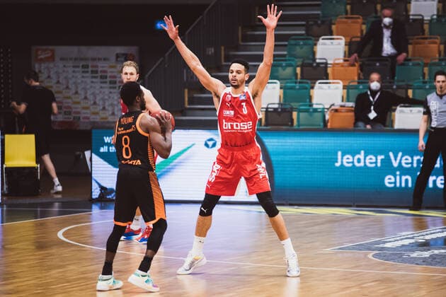 easyCredit BBL Matchday 12 RASTA Vechta vs Brose Bamberg, 08 01 2021 Joshua Adam Young RASTA Vechta, 8 , Dominic Lockhart Brose Bamberg, 3 easyCredit BBL Matchday 12 RASTA Vechta vs Brose Bamberg on 08 01 2021 in Vechta RASTA Dome , Germany, Copyright: xBEAUTIFULxSPORTS Neddermannx