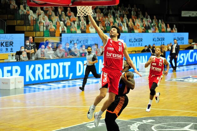 Basketball Bundesliga 12 Matchday RASTA Vechta Brose Bamberg on 08 01 2021 at the RASTA Dome in Vechta Michele Vitali Bamberg at the lay-up BK