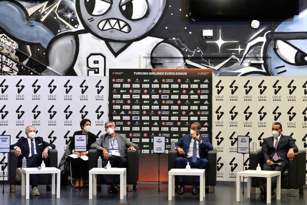 Jean-Michel Aulas (president OL groupe) avec Jordi Bertomeu (president euroligue) et Tony Parker (apresident asvel) avec Gaetan Muller (president delegue asvel) BASKETBALL : Conference de presse LDLC ASVEL - Euroleague - 08 01 2021 FredericChambert Panoramic 