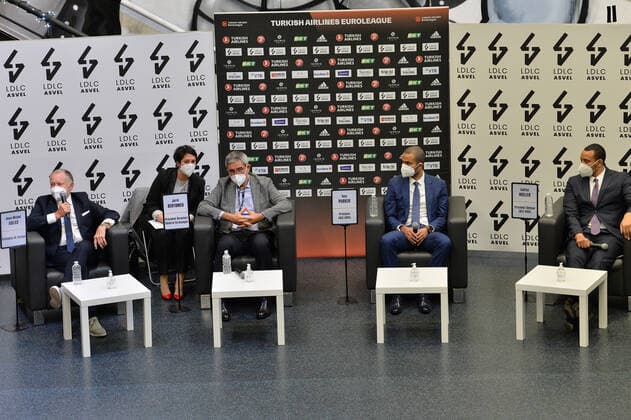 Jean-Michel Aulas (president OL groupe) avec Jordi Bertomeu (president euroligue) et Tony Parker (apresident asvel) avec Gaetan Muller (president delegue asvel) BASKETBALL : Conference de presse LDLC ASVEL - Euroleague - 08 01 2021 FredericChambert Panoramic 
