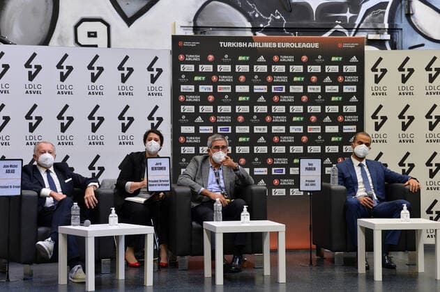 Jean-Michel Aulas (president OL groupe) avec Jordi Bertomeu (president euroligue) et Tony Parker (apresident asvel) avec Gaetan Muller (president delegue asvel) BASKETBALL : Conference de presse LDLC ASVEL - Euroleague - 08 01 2021 FredericChambert Panoramic 