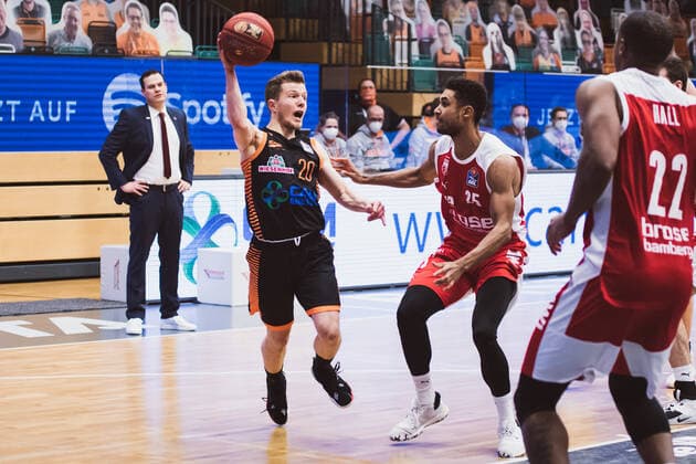 easyCredit BBL Matchday 12 RASTA Vechta vs Brose Bamberg, 08 01 2021 Jannes Hundt RASTA Vechta, 20 , Kenneth Ogbe Brose Bamberg, 25 easyCredit BBL Matchday 12 RASTA Vechta vs Brose Bamberg on 08 01 2021 in Vechta RASTA Dome , Germany, Copyright: xBEAUTIFULxSPORTS Neddermannx
