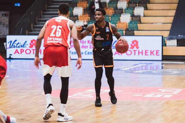 easyCredit BBL Matchday 12 RASTA Vechta vs Brose Bamberg, 08 01 2021 Ikenna Ugochukwu Iroegbu RASTA Vechta, 2 , Kenneth Ogbe Brose Bamberg, 25 easyCredit BBL Matchday 12 RASTA Vechta vs Brose Bamberg on 08 01 2021 in Vechta RASTA Dome , Germany, Copyright: xBEAUTIFULxSPORTS Neddermannx