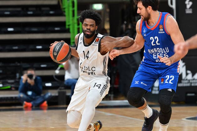 Derrick Walton Jr (asvel) vs Vasilije Micic (efes) BASKETBALL : LDLC ASVEL vs Anadolu Efes Istambul - Euroleague - 08 01 2021 FredericChambert Panoramic 