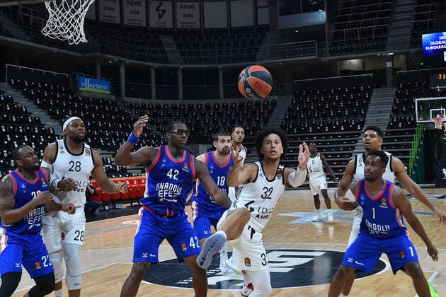 Matthew Strazel (asvel) vs Bryant Dunston (efes) BASKETBALL : LDLC ASVEL vs Anadolu Efes Istambul - Euroleague - 08 01 2021 FredericChambert Panoramic 